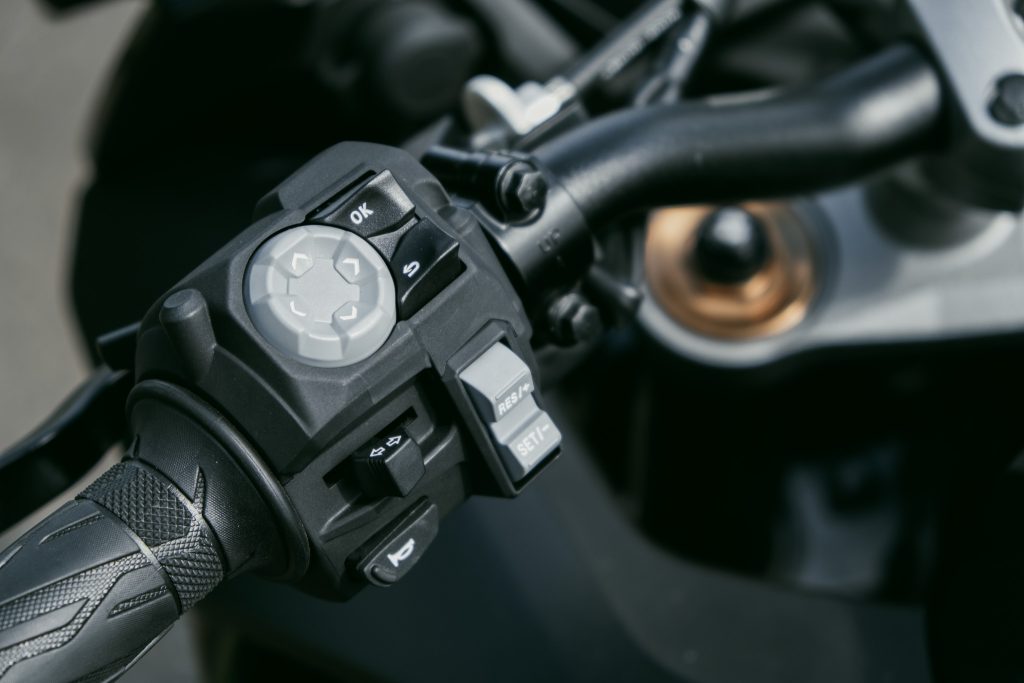 Switches on the left handlebar realize easy, intuitive control over apps and functions.