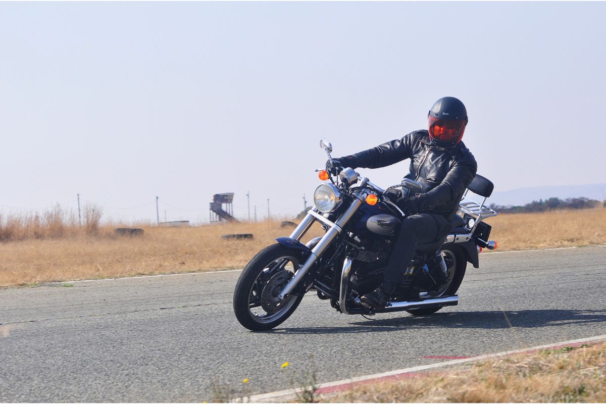 Triumph Speedmaster 865 - Its turns in surprisingly well
